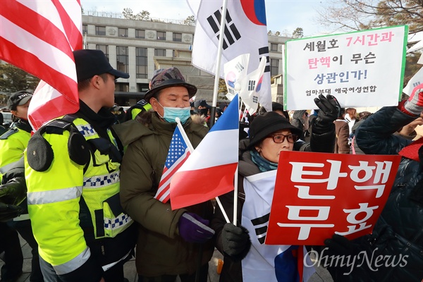 엄마부대 "박근혜는 무죄다" 주옥순 엄마부대 대표와 회원들이 31일 오전 종로구 재동 헌법재판소앞에서 "박근혜는 무죄다" "탄핵무효" 등을 주장하며 태극기, 성조기, 프랑스 국기 등을 들고나와 시위를 벌였다.