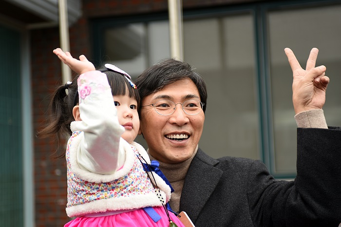 안희정 충남도지사가 어린아이와 환하게 미소를 지으며 기념촬영을 하고 있다.
