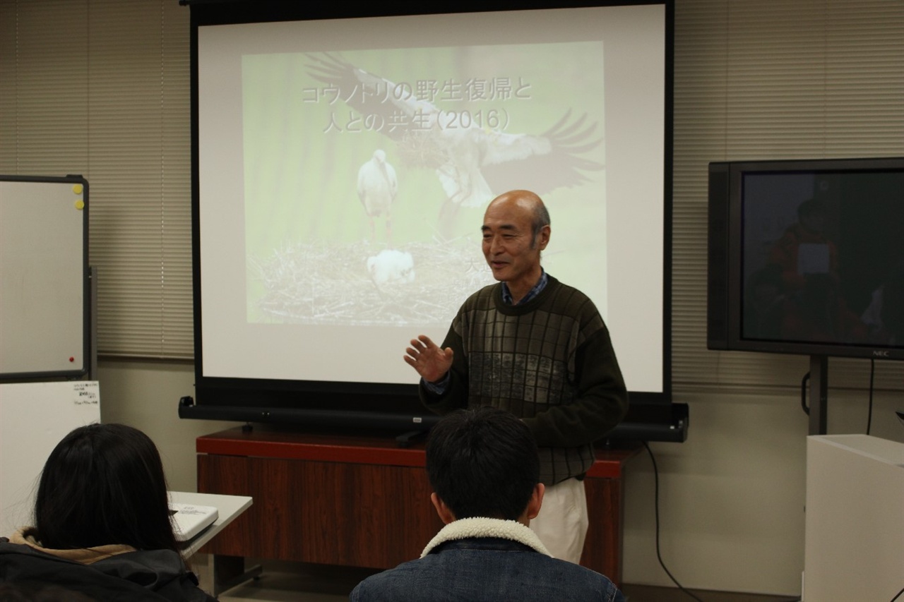 황새공원에서 황새에 대해 설명하고 있는 효고현립대학 오사코 교수