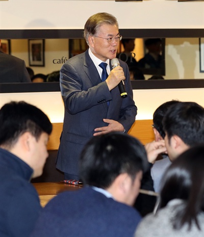 더불어민주당 문재인 전 대표가 31일 오전 서울 여의도 국회의사당 앞 한 커피숍에서 열린 국회 출입기자 간담회에서 인사말을 하고 있다.
