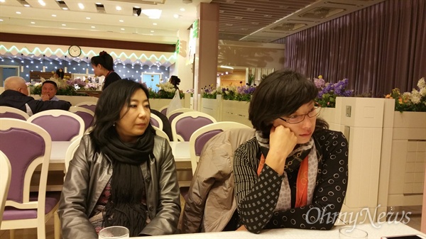 식당에 들어와서도 벌벌 떨고있는 필자와 기진맥진한 안내원 경미(오른쪽).