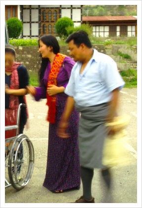 2012년도 부탄여행 시 발목을 크게 삐인 아내는 치미가 빌려준 훨체어 덕분에 부탄여행을 무사히 마칠 수 있었다.