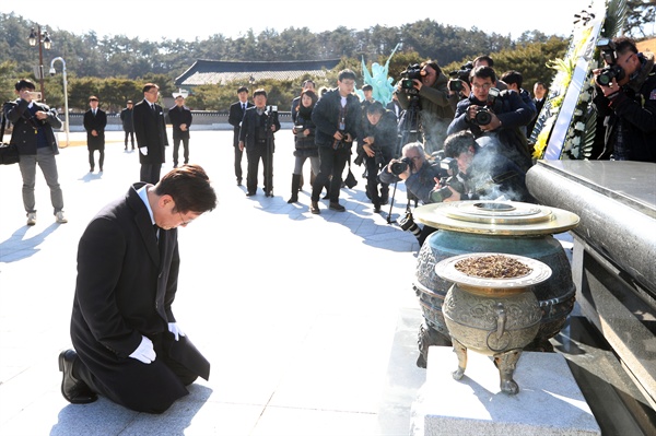  더불어민주당 대선후보 경선 예비후보로 등록한 이재명 경기도 성남시장이 31일 오후 광주 북구 운정동 국립 5·18민주묘지를 찾아 참배단 앞에서 무릎꿇고 있다. 