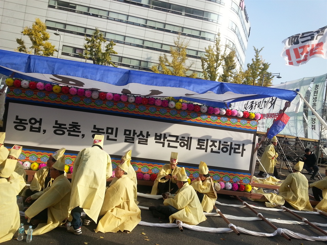 전국농민대회  모두가 조금씩 농부인 ‘농부의 나라’를 염원하며 ‘아스팔트농사’를 짓는 전국농민회총연합 
