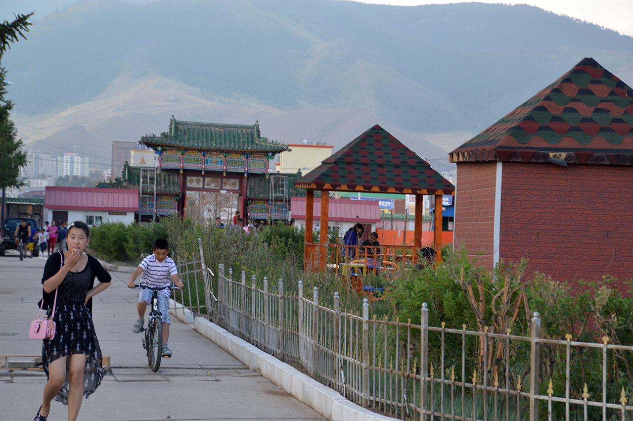 몽골 국민들의 신앙생활의 중심이 되는 이 사원을 많은 몽골인들이 찾는다.