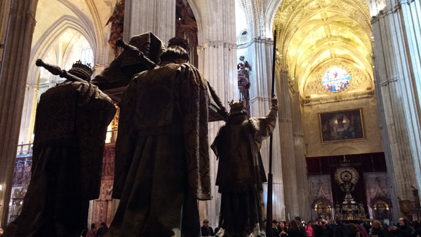 콜럼버스의 관을 네 명의 가톨릭 왕들이 어깨에 메고 있다. 성당 입구 구석에 자리하고 있지만, 성당의 주인이라할 만큼 앞은 관광객들로 인산인해다.