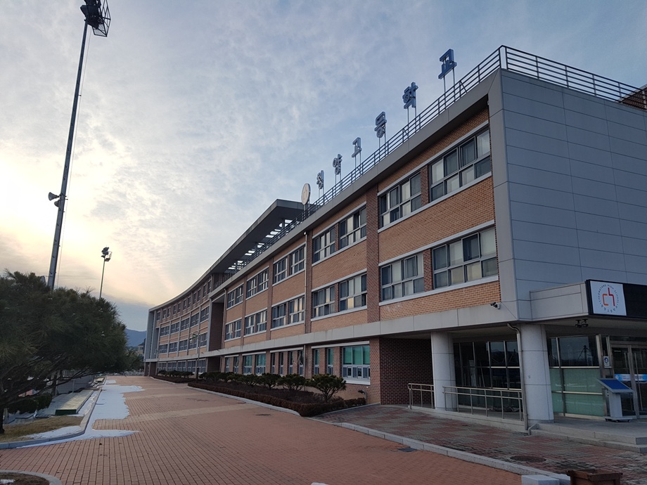 충남 청양군에서는 올 새 학기부터 관내에 있는 2개 고등학교에 전면 무상급식을 지원하기로 했다(사진은 청양고등학교 전경)