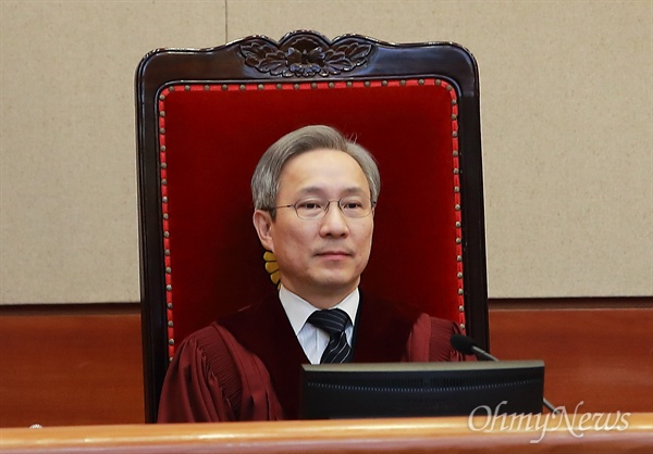 지난 1일 박근혜 대통령 탄핵심판 10차 공개변론에 참석한 강일원 헌법재판관.