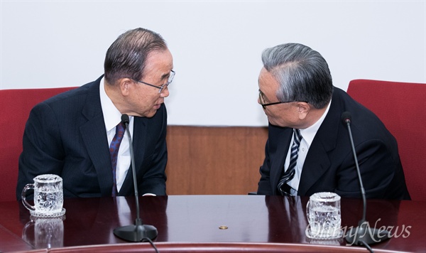  반기문 전 유엔사무총장이 1일 오전 서울 여의도 새누리당사를 방문해  인명진 비대위원장을 만나고 있다.