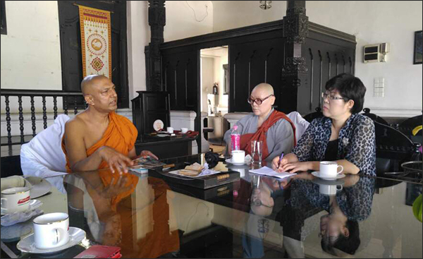거듭되는 외세의 침략에 단 1명의 승려도 남아있지 않던 스리랑카 불교역사를 설명해준 와치싸라 스님(왼쪽)과 기자