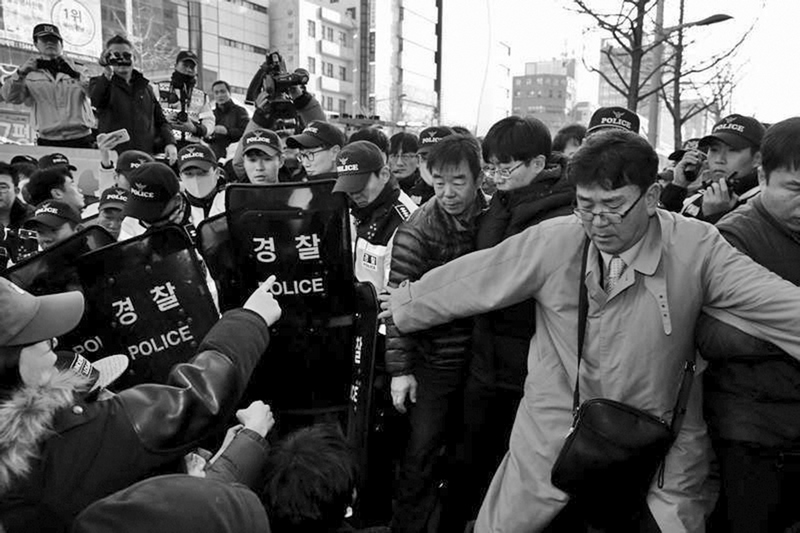 부산 소녀상을 지키려고 경찰을 막고 있는 박철 목사