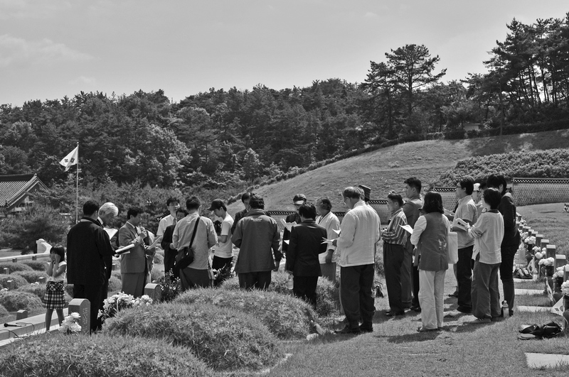 망월동 묘역에서 박철 목사 처남 깅의기 열사의 30주기 추도식을 거행하고 있다.