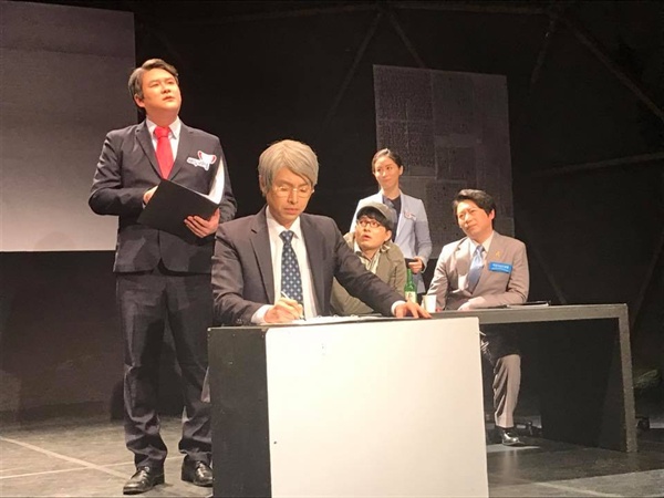  광장극장 블랙텐트 무대에서 연기 중인 <검열언어의 정치학 : 두 개의 국민>의 배우들. 