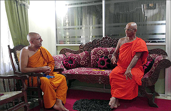 인도에서 깨달음을 얻은 뒤 9달만에 스리랑카 마힌양가나사원으로 오신 부처님에 대해 당시 상황을 설명하는 남무라타나 주지스님(오른쪽 빨간 가사)과 와치싸라 스님