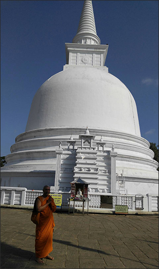 부처님이 처음으로 인도에서 건너온 곳에 지은 절 마힌양가나사원의 사리탑, 앞에는 와치싸라 스님