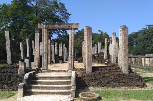고대유적지 폴론나루와는 인도타밀족의 침략으로 많은 사원들이 파괴되었다
