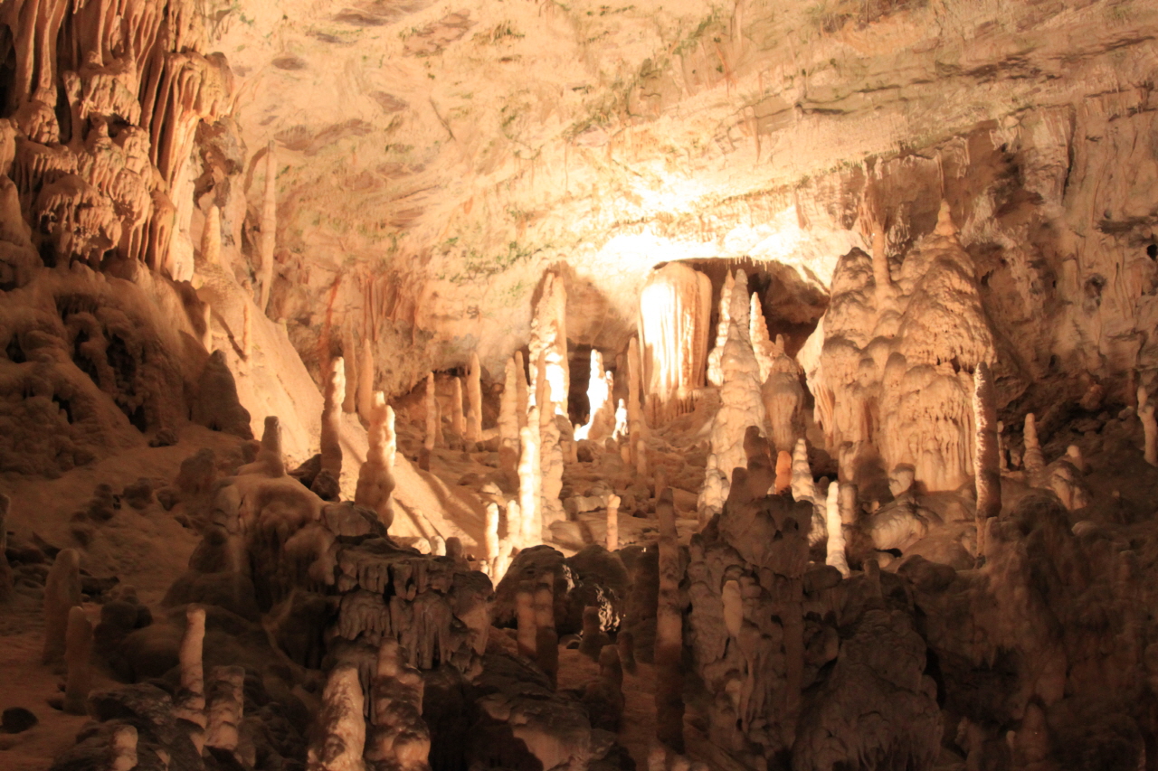 슬로베니아는 국토의 1/4이 카르스트 지형으로, 지금까지 5천여 개의 종유석 동굴이 발견되었다.  세계에서 두 번째인 포스토이아 동굴은 총 길이가 20.57km나 되지만 현재 5.3km만 일반에게 공개하고 있는데, 1872년에 처음 동굴투어 열차를 개설하였다. 인구 1만 명의 이 마을에 매년 50여만 명의 관광객이 찾아온다고 한다. 