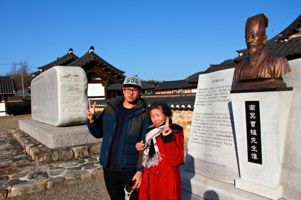  합천 용암서원 앞 남명 조식 선생 흉상. 어머니와 아들 앞에서 시험 보는 기분으로 유적지를 설명했다.