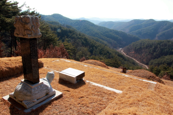  한줄기 경사지에 2014년에 세운 남명 선생의 5대조와 고조할아버지 추모비를 시작으로 증조할아버지, 할아버지, 아버지 묘가 늘어서 있다. 