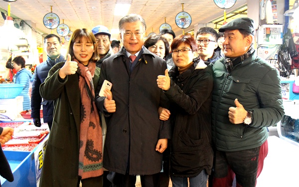  문재인 전 더불어민주당 대표는 2일 오전 남해읍 전통시장을 찾아 주민들과 인사했다.