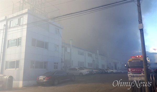 2일 낮 12시경 창원 의창구 팔용동 소재 한 공장에서 화재가 발생해 연기가 하늘을 뒤덮고 있다.