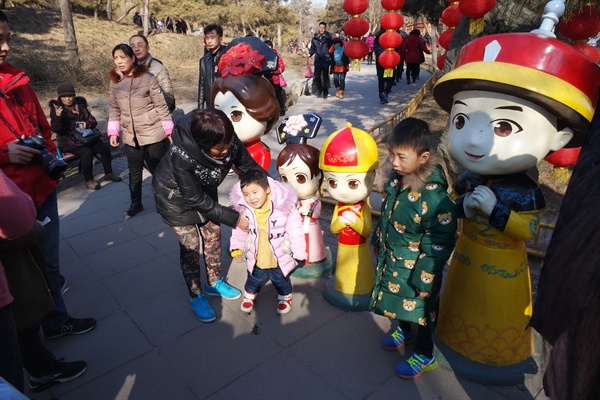 중국 최대 명절인 춘절에 열리는 묘회 풍경. 아이들이 기념 사진을 찍고 있다.