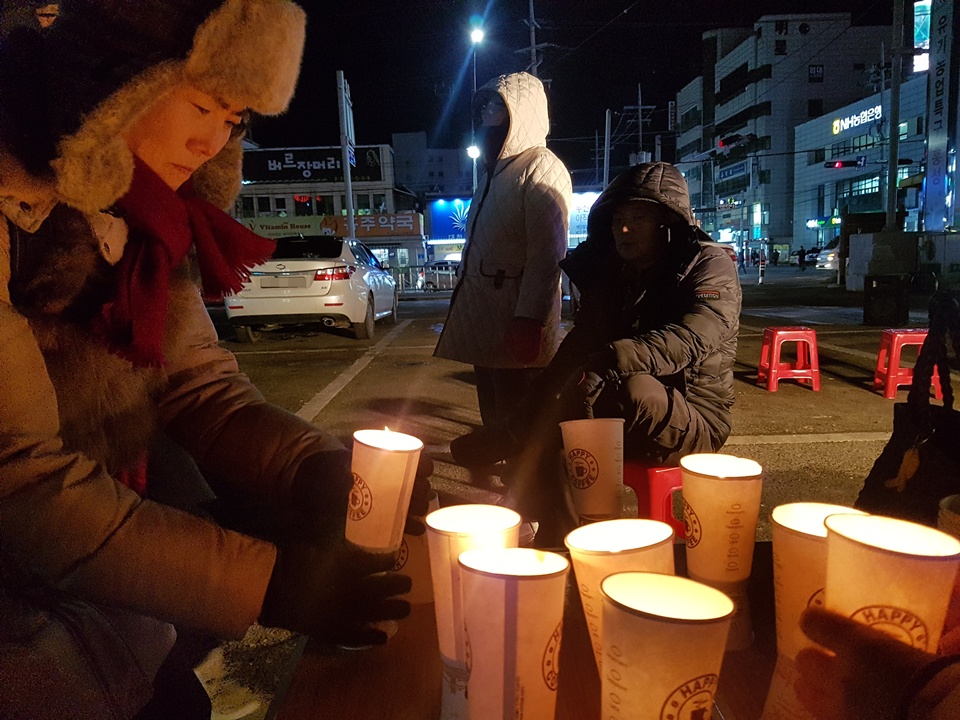  홍성세월호 촛불집회가 2일 오후 홍성복개주차장에서 열렸다.촛불 집회를 준비중인 홍성 세월호 촛불지킴이