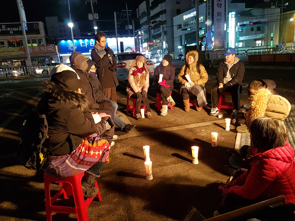  홍성세월호 촛불집회가 2일 오후 홍성복개주차장에서 열렸다.촛불 집회에서 자유발언을 하고 있는 홍성군민들.