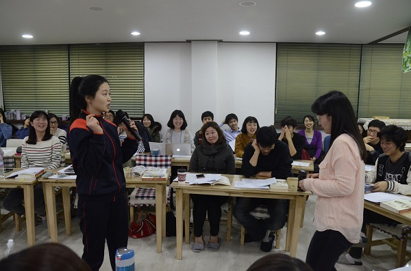   '도둑 일본'과 '무능 조선'을 연기하는 참석자들