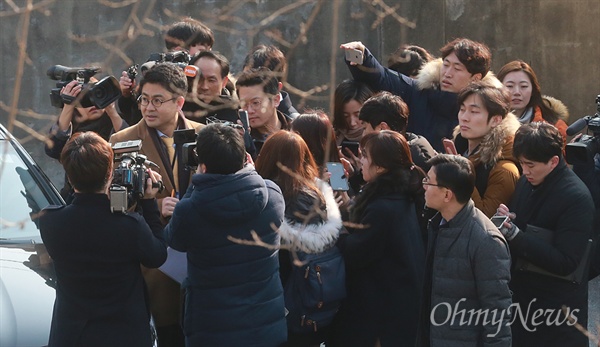 기자들에게 둘러싸인 홍정석 특검 부대변인 '박근혜 정부의 최순실 등 민간인 국정농단 사건' 수사 특별검사팀의 홍정석 부대변이 3일 오전 서울 종로구 청와대 춘추관 앞에서 취재진에 둘러싸여 질문공세를 받고 있다. 