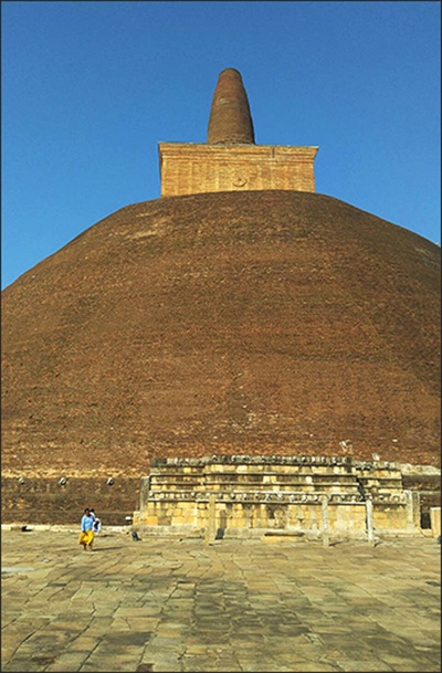 부처님진신 사리탑으로 거대한 피라미드 같다. 아부하야기리 사리탑으로 원래는 흰색이지만 파손되어 2015년에 복원한 것은 황색벽돌 모습이다, 탑 앞에 한 여인의 모습을 보면 이 탑의 크기를 짐작 할 수 있다 