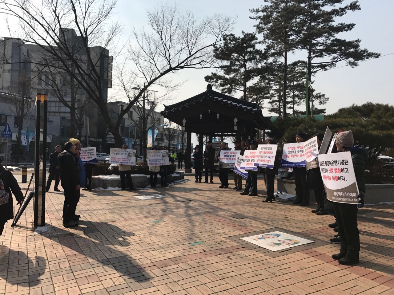 지난 3일 오전, 몽양역사아카데미 회원들이 경기도 양평군청 앞에서 군청 규탄 집회를 개최하고 있다.