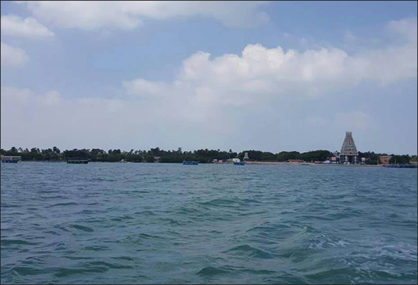  바다건너 오른쪽 탑이 보이는 곳은 힌두사원이고 왼쪽 끝지점이 부처님이 두번째 방문한 나가디바 성지이다(불교성지는 사진 왼쪽 끝 지점)