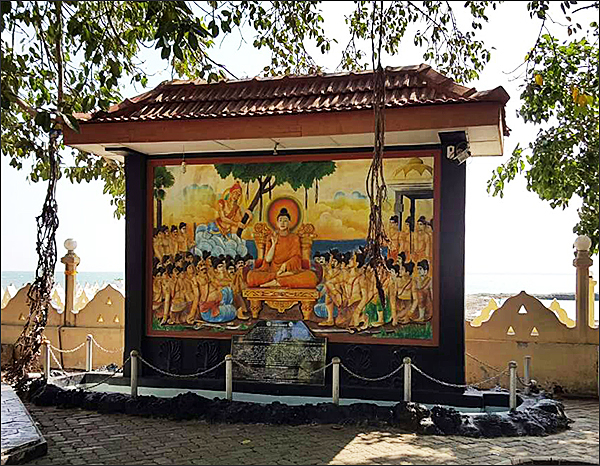 경내에는 부처님이 나거디바에 와서 설법한 그림이 그려져있다