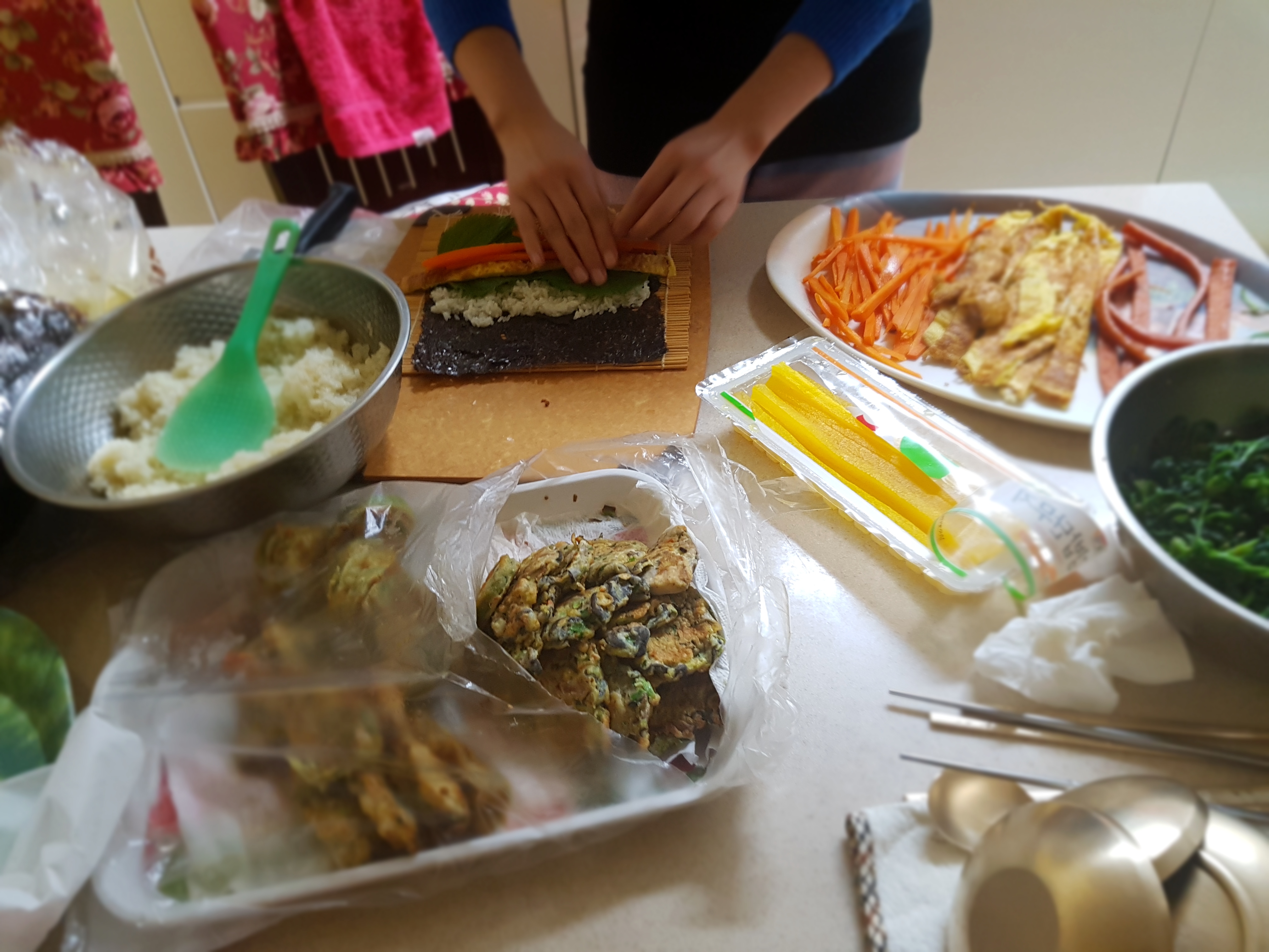 딸아이가 정성 가득한 김밥을 말고 있습니다. 