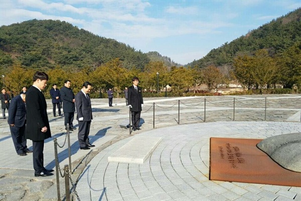 정세균 국회의장이 2월 4일 김해 봉하마을 고 노무현 전 대통령 묘소를 참배했다.