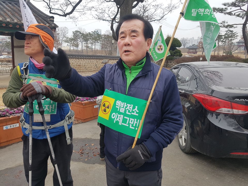 ‘탈핵 천주교 연대 대장정 도보순례단'에 김지철 충남교육감이 함께 순례를 하고 있다. 
