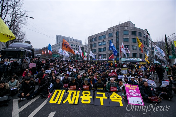 14차 범국민행동 광화문 촛불집회가 열리는 4일 오후 서울 서초구 서울중앙지법 앞 삼거리에서 '박근혜퇴진-이재용구속 집중집회'가 열리고 있다. 

