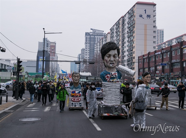 14차 범국민행동 광화문 촛불집회가 열리는 4일 오후 서울 서초구 서울중앙지법 앞 삼거리에서 박근혜퇴진 이재용구속 집중집회 참석자들이 삼성본사를 향해 행진하고 있다. 