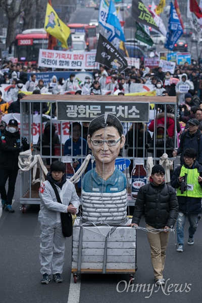 14차 범국민행동 광화문 촛불집회가 열리는 4일 오후 서울 서초구 서울중앙지법 앞 삼거리에서 박근혜퇴진 이재용구속 집중집회 참석자들이 삼성본사를 향해 행진하고 있다. 