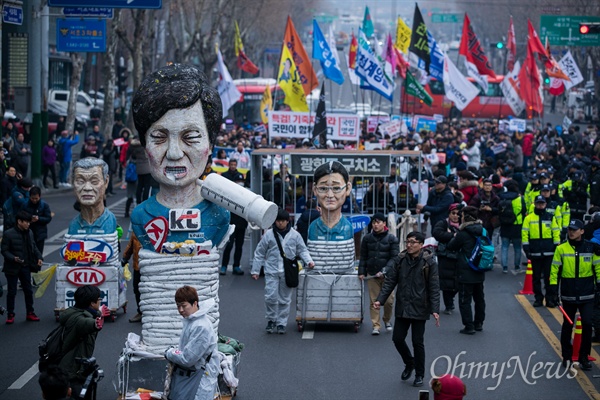 14차 범국민행동 광화문 촛불집회가 열리는 4일 오후 서울 서초구 서울중앙지법 앞 삼거리에서 박근혜퇴진 이재용구속 집중집회 참석자들이 삼성본사를 향해 행진하고 있다. 