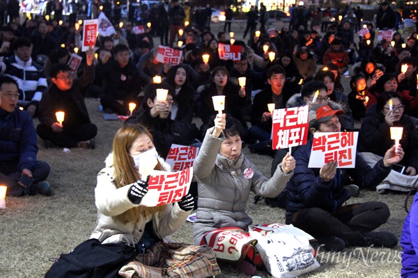4일 저녁 창원광장에서 열린 '박근혜퇴진 제14차 경남시국대회'에서 시민들이 구호를 외치고 있다.