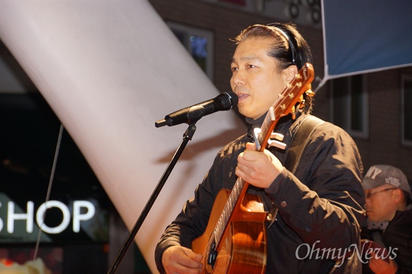 4일 오후 대구백화점 앞에서 열린 박근혜 퇴진 대구13차 시국대회에서 가수 박성운씨가 '타는목마름으로' 등의 노래를 부르고 있다.
