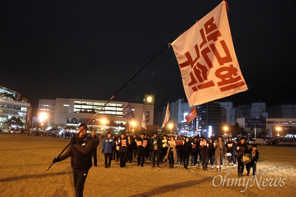 경남지역 시민사회단체는 박근혜씨 특별사면 철회를 요구하고 있다. 사진은 2017년 2월 4일 저녁 창원광장에서 열린 '박근혜퇴진 제14차 경남시국대회' 모습.