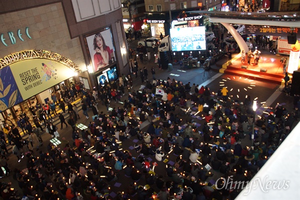4일 오후 대구백화점 앞에서 열린 박근혜 퇴진 대구시국대회에는 1000여 명의 시민들이 참여했다.