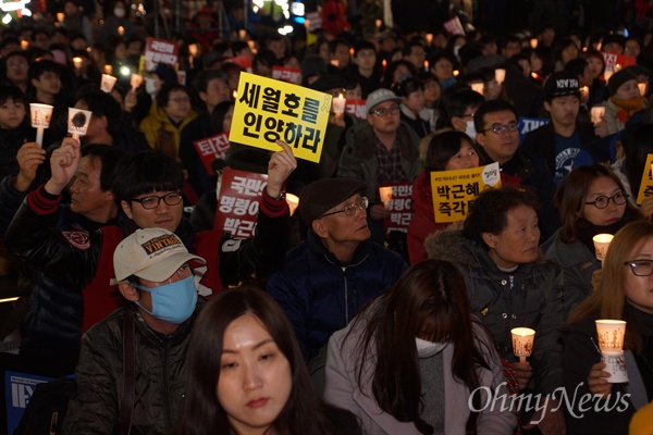 4일 오후 대구백화점 앞에서 열린 박근혜 퇴진 대구시국대회에 참석한 한 시민이 '세월호를 인양하라'는 피켓을 들고 서 있다.