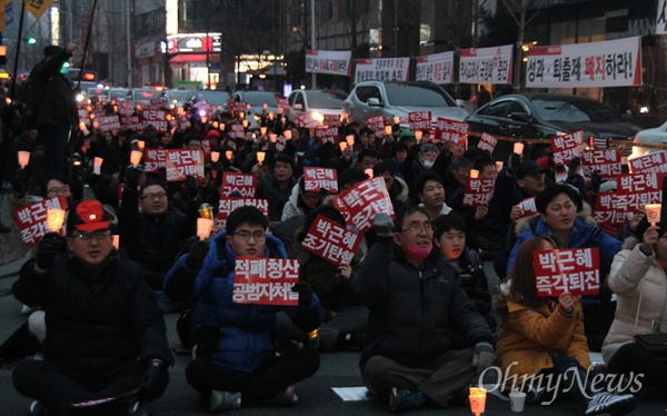  제11차 박근혜퇴진 대전시민시국대회가 4일 오후 대전 서구 둔산동 갤러리아타임월드 앞 도로에서 개최됐다. 이날 집회에는 1000여명의 시민들이 참여해 "2월안에 탄핵하라"를 외쳤다.