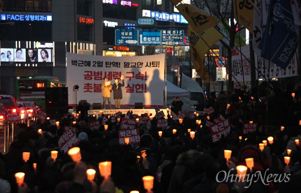 제11차 박근혜퇴진 대전시민시국대회가 4일 오후 대전 서구 둔산동 갤러리아타임월드 앞 도로에서 개최됐다. 이날 집회에는 1000여명의 시민들이 참여해 "2월안에 탄핵하라"를 외쳤다.