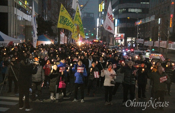 제11차 박근혜퇴진 대전시민시국대회가 4일 오후 대전 서구 둔산동 갤러리아타임월드 앞 도로에서 개최됐다. 이날 집회에는 1000여명의 시민들이 참여해 "2월안에 탄핵하라"를 외쳤다. 