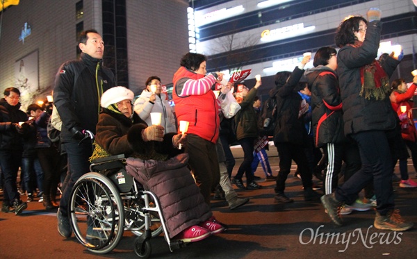 제11차 박근혜퇴진 대전시민시국대회가 4일 오후 대전 서구 둔산동 갤러리아타임월드 앞 도로에서 개최됐다. 이날 집회에는 1000여명의 시민들이 참여해 "2월안에 탄핵하라"를 외쳤다.  사진은 거리행진 장면.